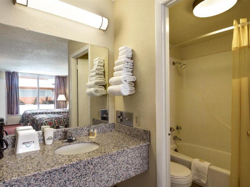 Days Inn By Wyndham White House Eksteriør billede