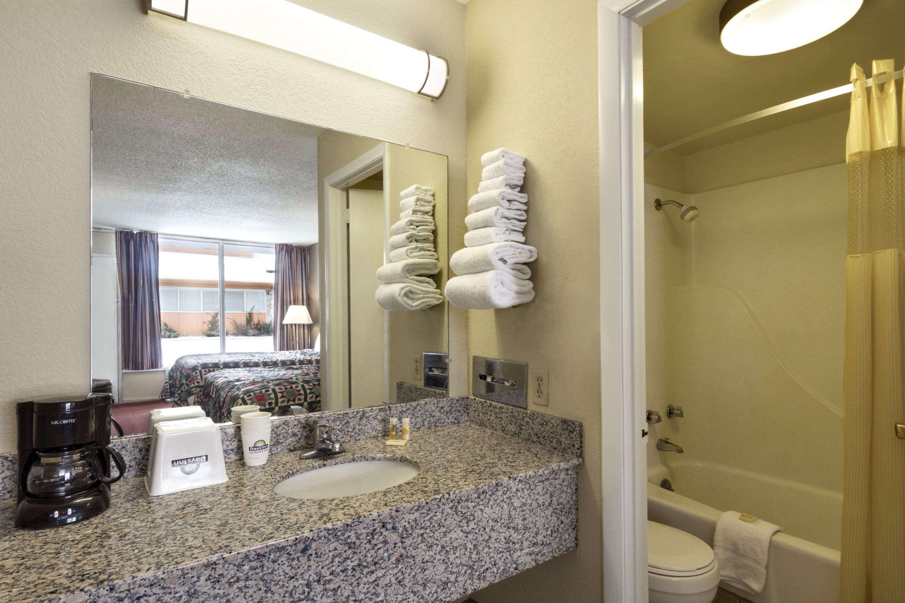 Days Inn By Wyndham White House Eksteriør billede